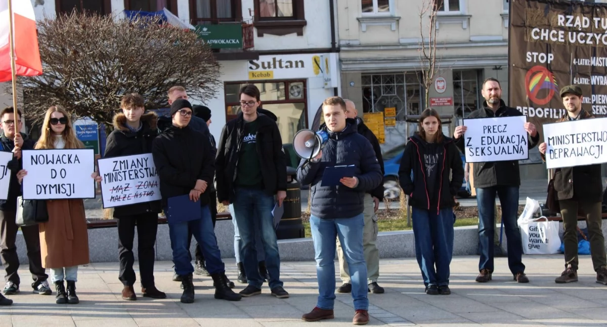 Manifestacja Młodzieży Wszechpolskiej w Suchej Beskidzkiej