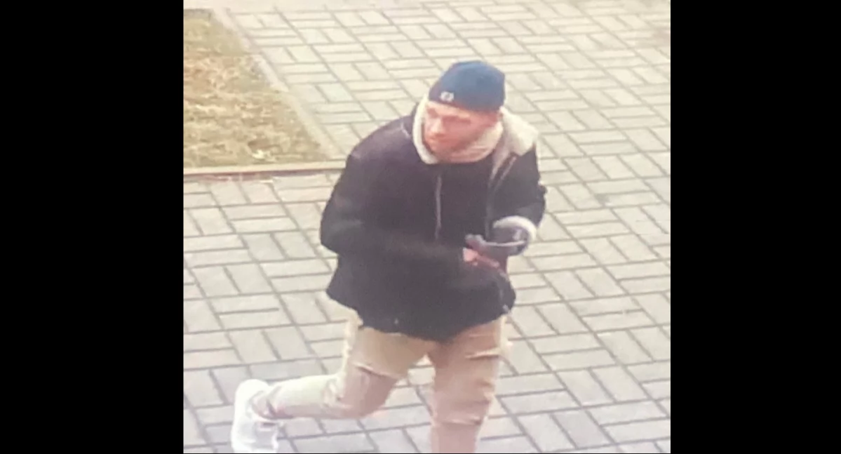 Policjanci poszukują sprawcy dwóch kradzieży zuchwałych