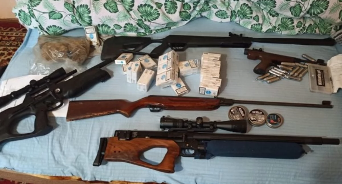 Łapali piratów drogowych. Zatrzymali posiadacza małego arsenału 