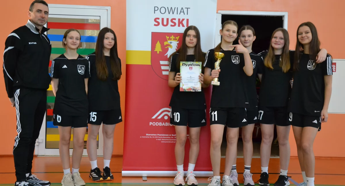 Dziewczyny ze Skawicy z pucharem i awansem do półfinału wojewódzkiego w koszykówke