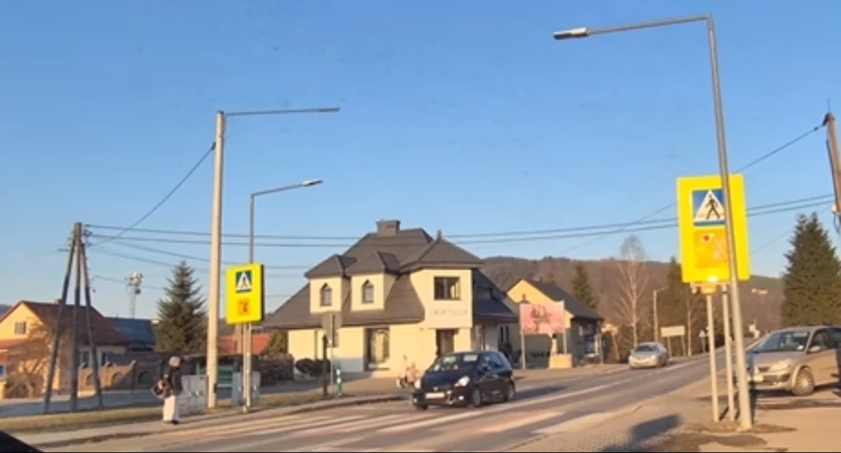 Brak pierwszeństwa dla pieszego w Stryszawie: niebezpieczna sytuacja na przejściu (video)