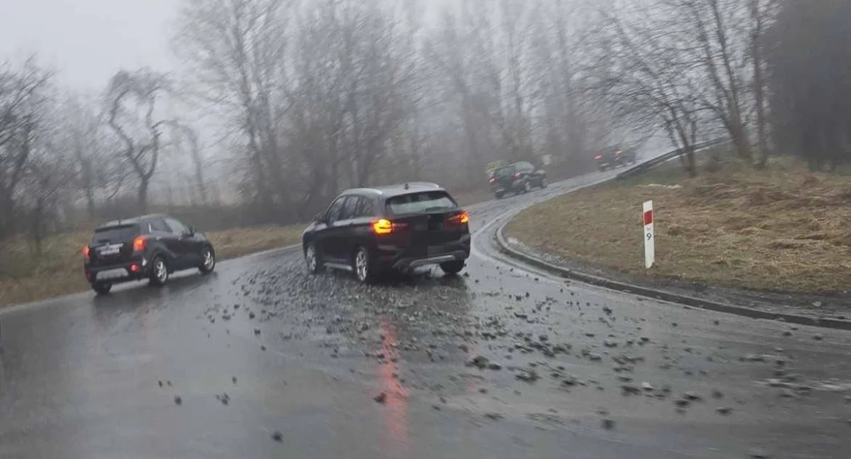 Kamienie poleciały na drogę 