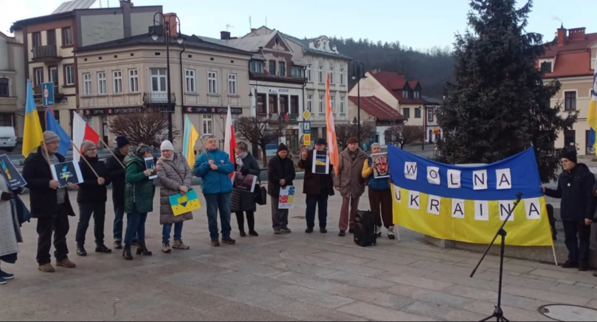 Manifestacja „Solidarni z Ukrainą” na Rynku w Suchej Beskidzkiej