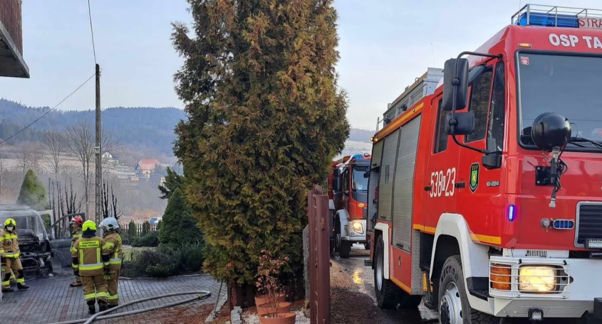 Pożar dostawczaka w Śleszowicach – ogień zniszczył część auta i uszkodził budynek