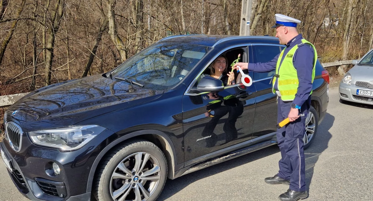 Policjanci z Suchej Beskidzkiej obdarowywali panie kwiatami 