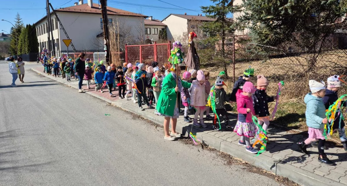 (VIDEO) Wiosenny pochód w Miejskim Przedszkolu i Żłobku w Jordanowie