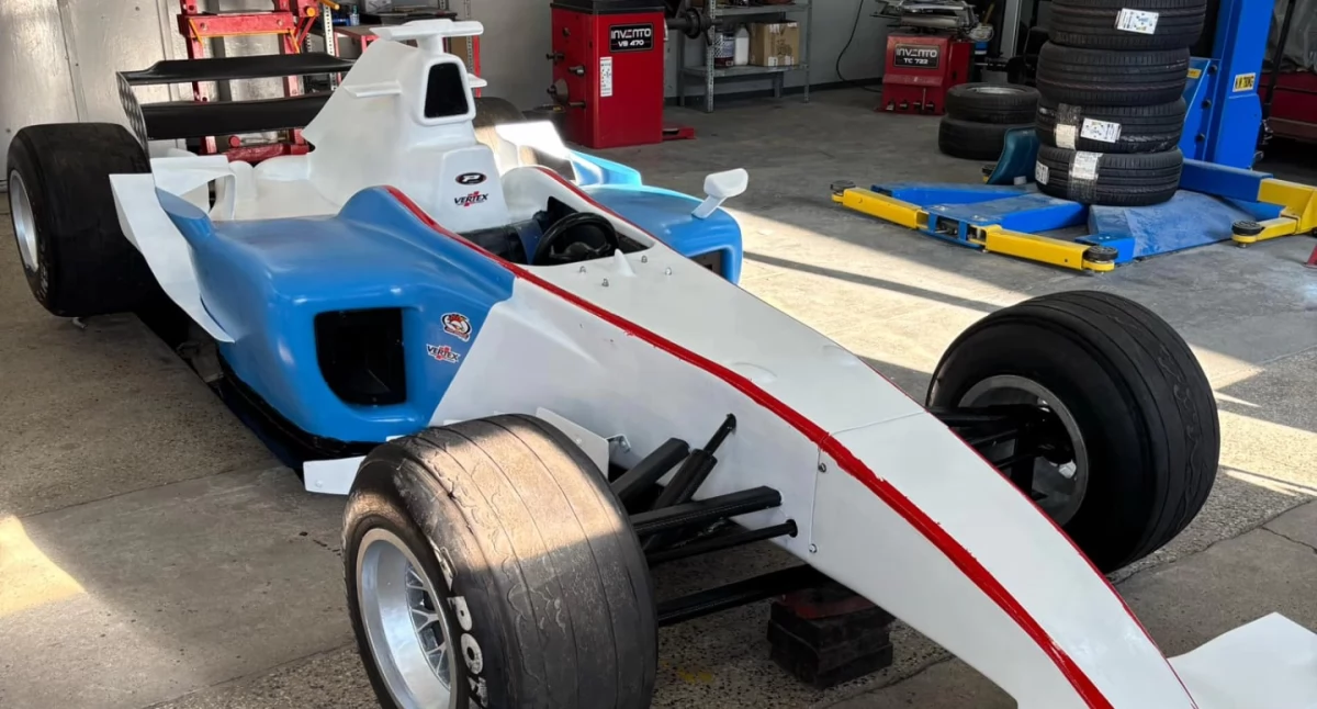Uczniowie z Suchej Beskidzkiej przywracają do życia bolid F1!