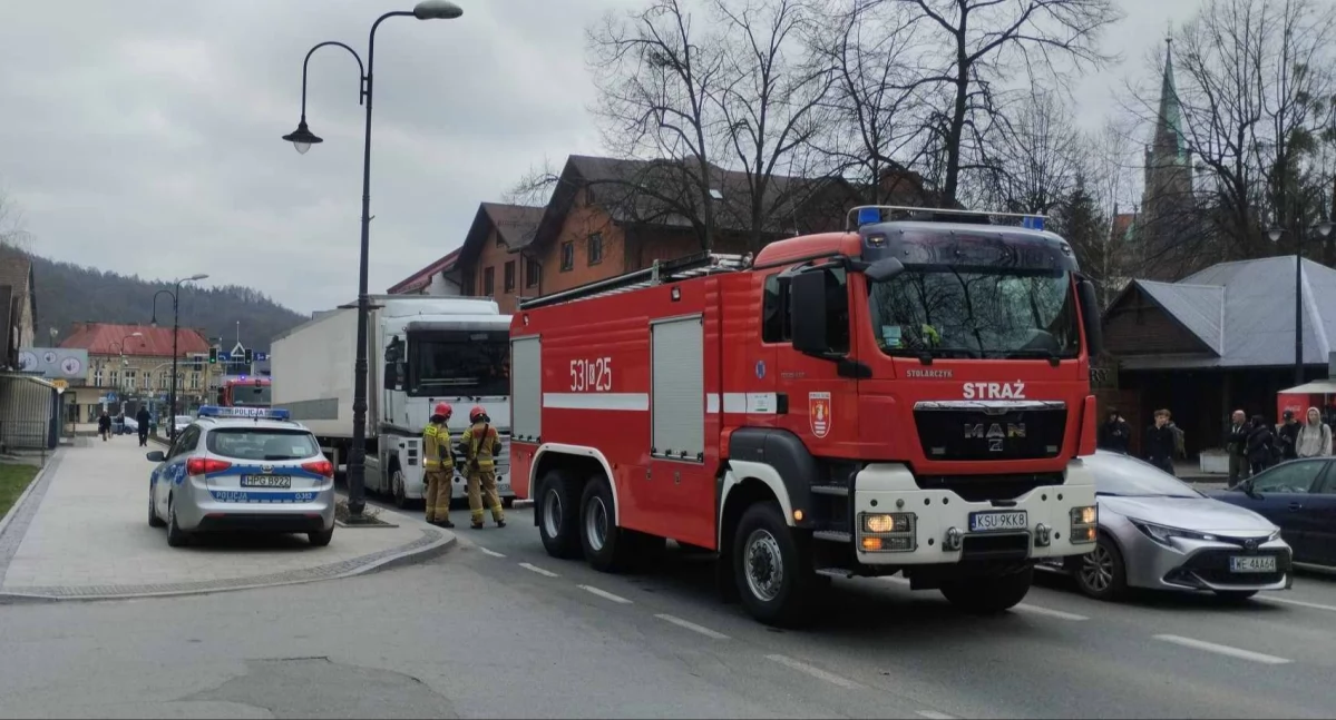 Ciężarówka utknęła w centralnym punkcie Suchej Beskidzkiej 