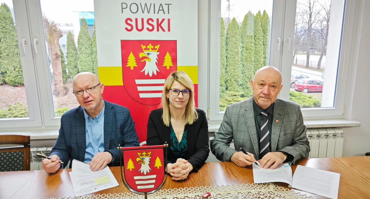 Powiat Suski inwestuje w odnawialne źródła energii – podpisano umowę na realizację V etapu projektu