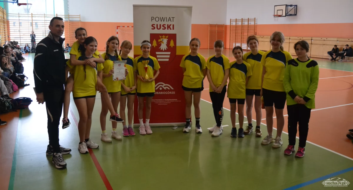 Dziewczyny ze Skawicy wzniosły puchar do góry