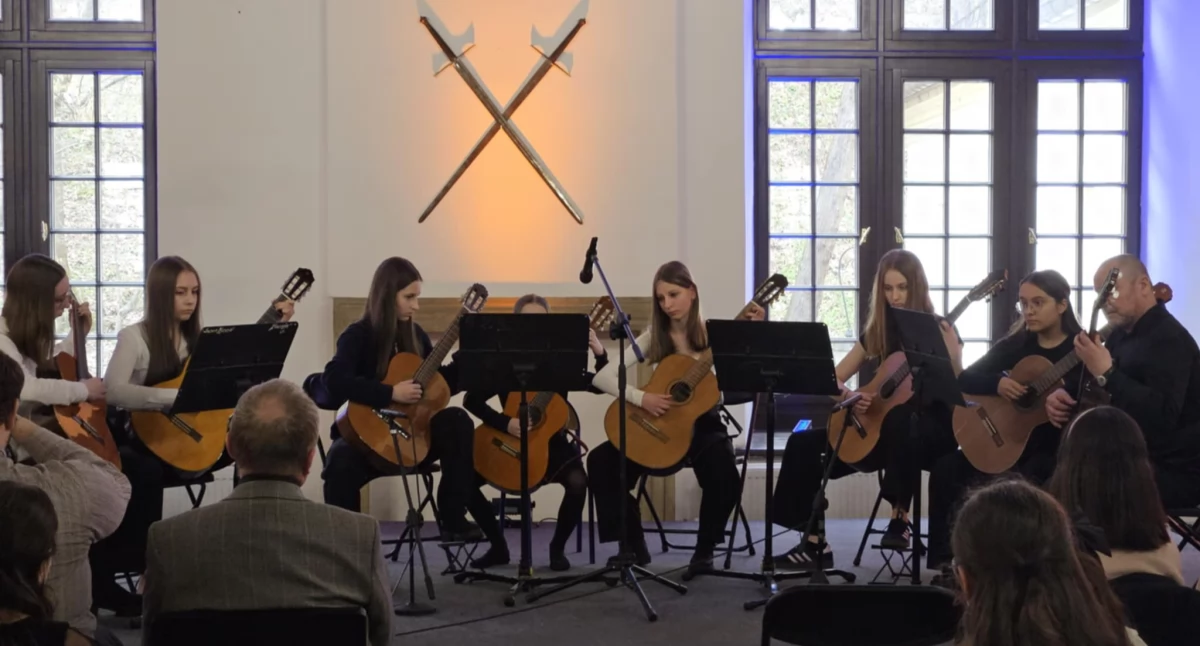 Muzyczne dźwięki w sali zamkowej: koncert Szkoły Muzycznej