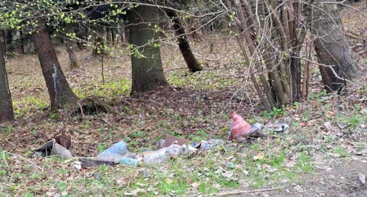 Syzyfowa praca… Mieszkańcy posprzątali, a inni na nowo naśmiecili 
