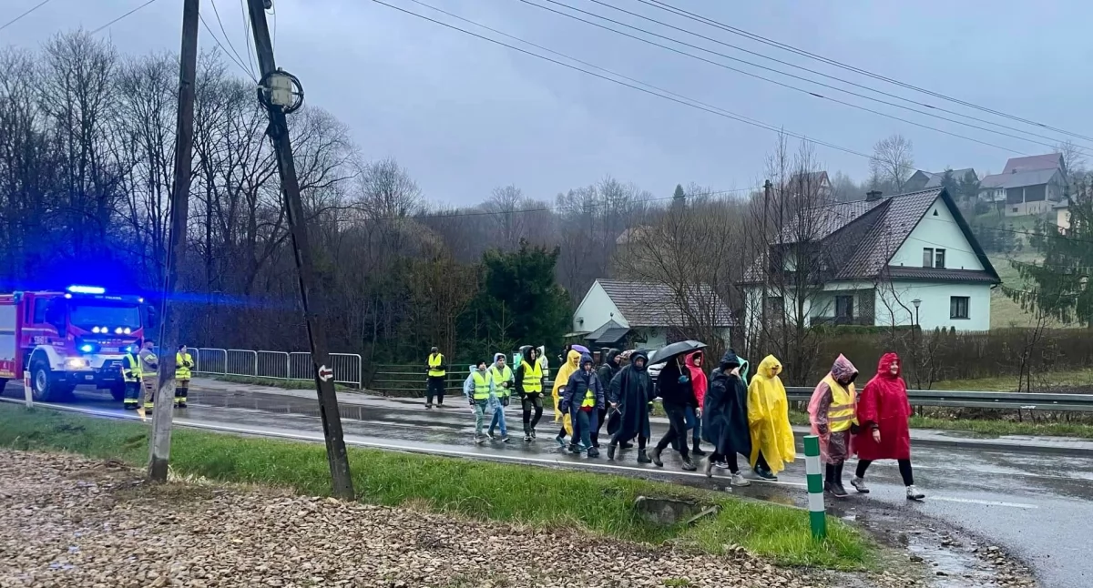 Wyjątkowa noc modlitwy i wytrwałości – Ekstremalna Droga Krzyżowa Gminy Budzów 2025 za nami