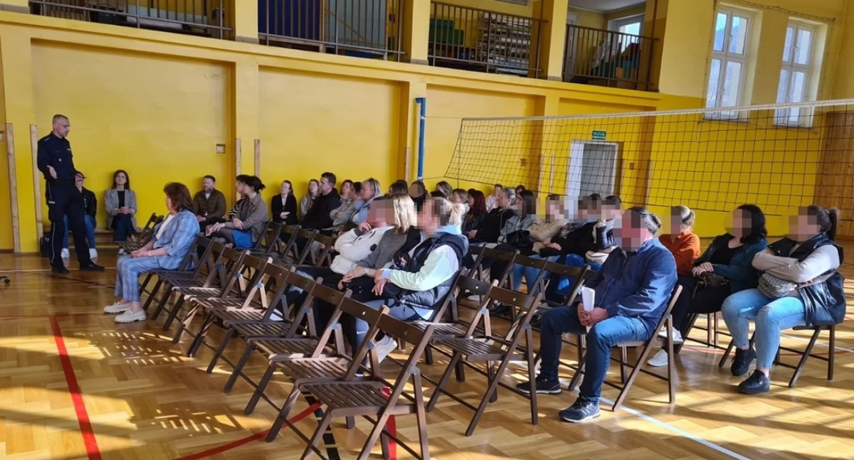 Spotkanie policjantów z rodzicami. Tematem internet 