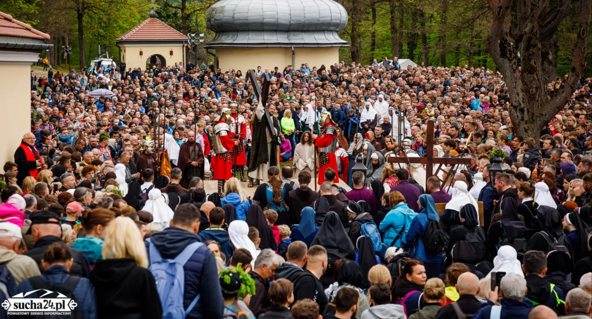 100 tys. pielgrzymów na Drodze Krzyżowej w Kalwarii (zdjęcia)