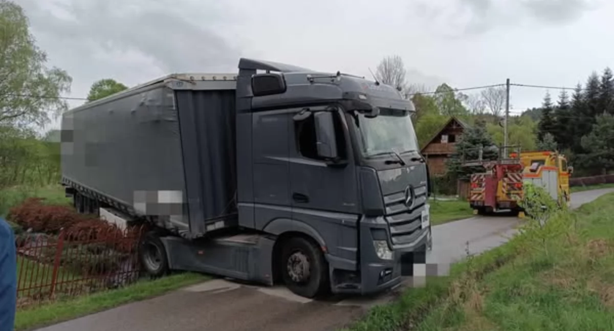 Ciężarówka zsunęła się z drogi podczas manewru – zdarzenie w Suchej Beskidzkiej