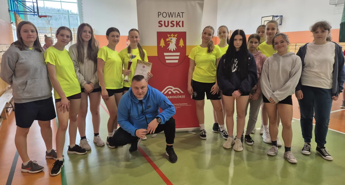 Dziewczyny z SP1 Stryszawa po turniejach w Suchej Beskidzkiej i Sułkowicach w piłkę ręczną