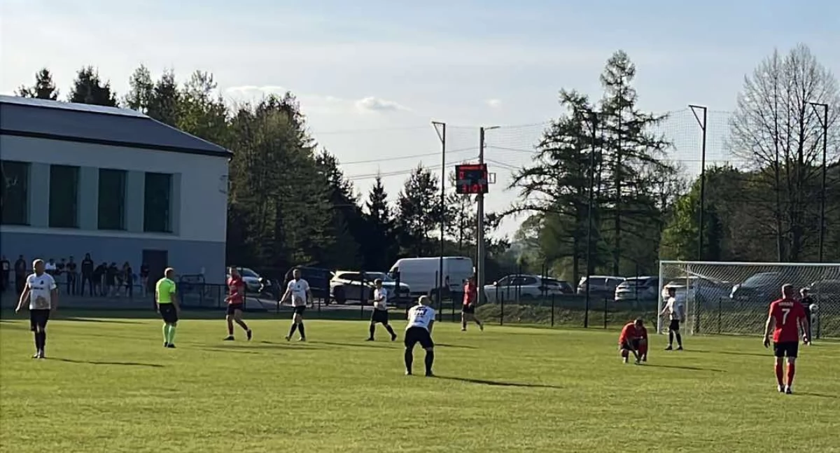 Żuraw wygrywa derby rzutem na taśmę. Babia Góra poległa w Rajsku 