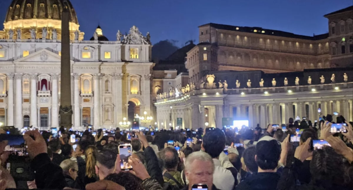 Pojawił się czarny dym. Nie wybrano następcy papieża Franciszka