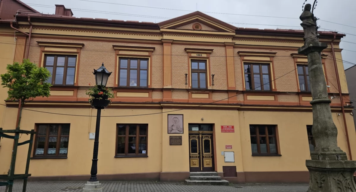 Uroczyste odsłonięcie tablicy upamiętniającej Krajową Szkołę Hafciarską w Makowie Podhalańskim
