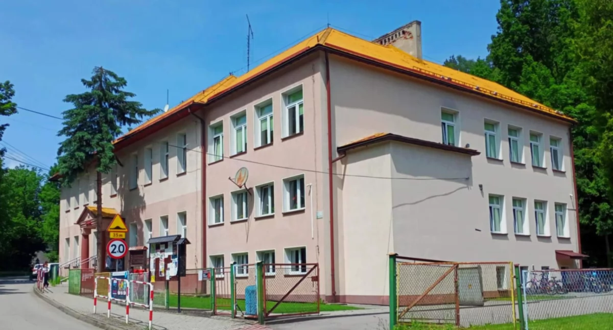 Nowy dach dla szkoły w Suchej Beskidzkiej już w wakacje!