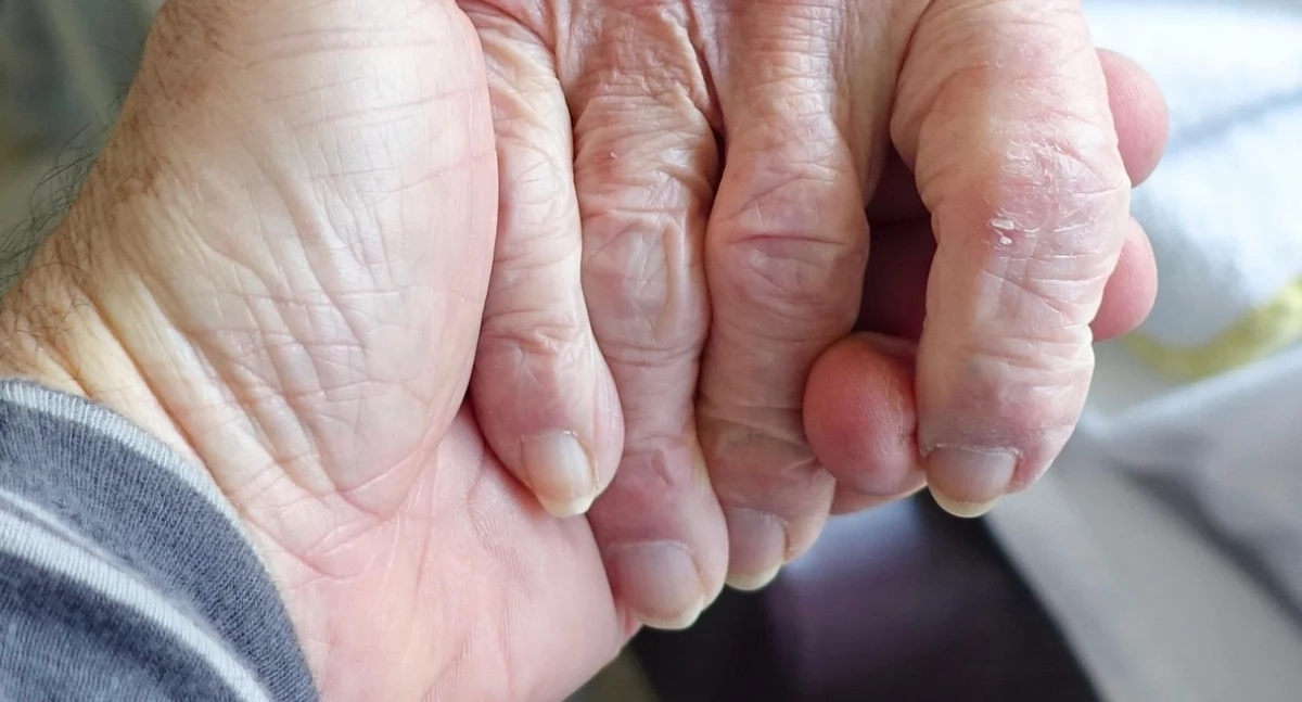 Samotni seniorzy w górach. Kto niesie pomoc samotnym osobom w powiecie suskim