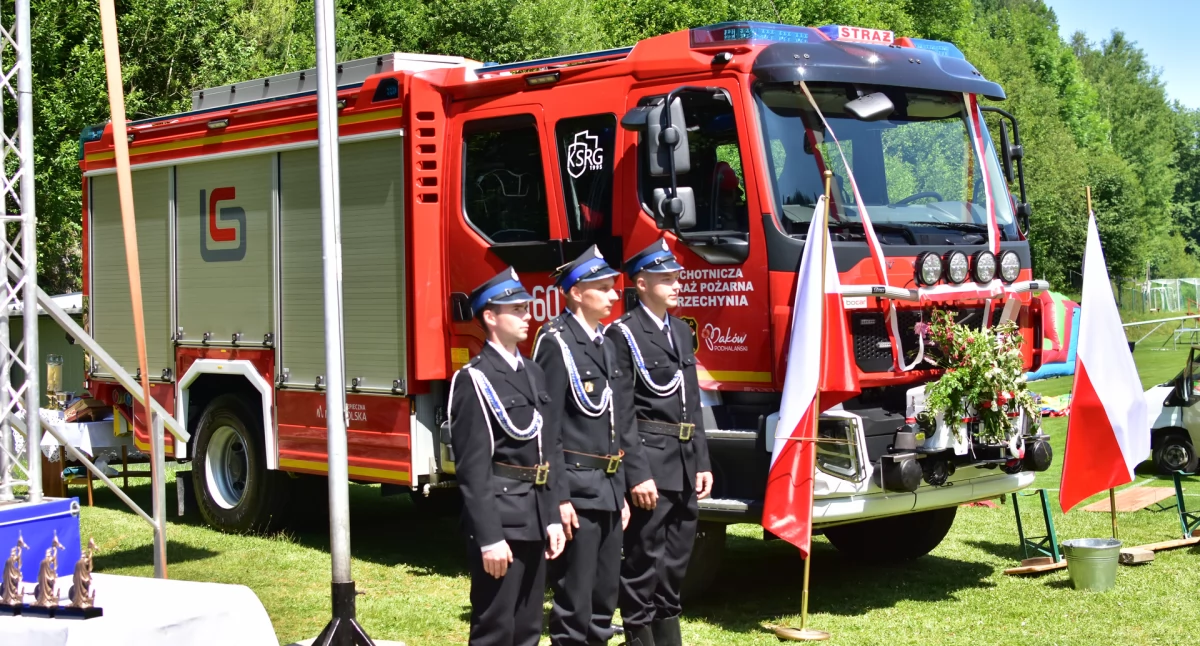 Nowy wóz strażacki dla OSP Grzechynia i odznaczenia dla druhów