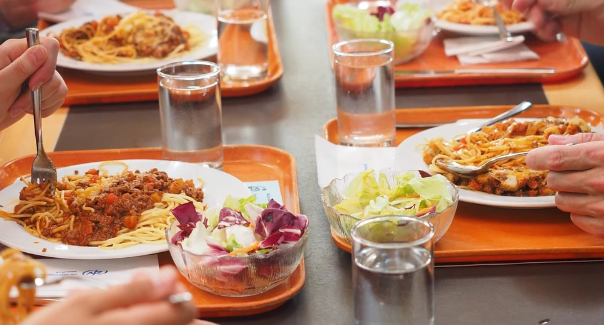 Nowa dieta w szkolnych stołówkach? Eksperci alarmują: mięso nadal kluczowe dla rozwoju dzieci