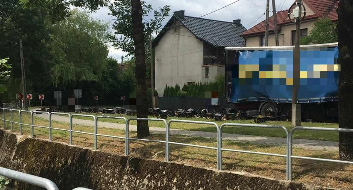 Utrudnienia na DW956 przez skrzynki z piwem!