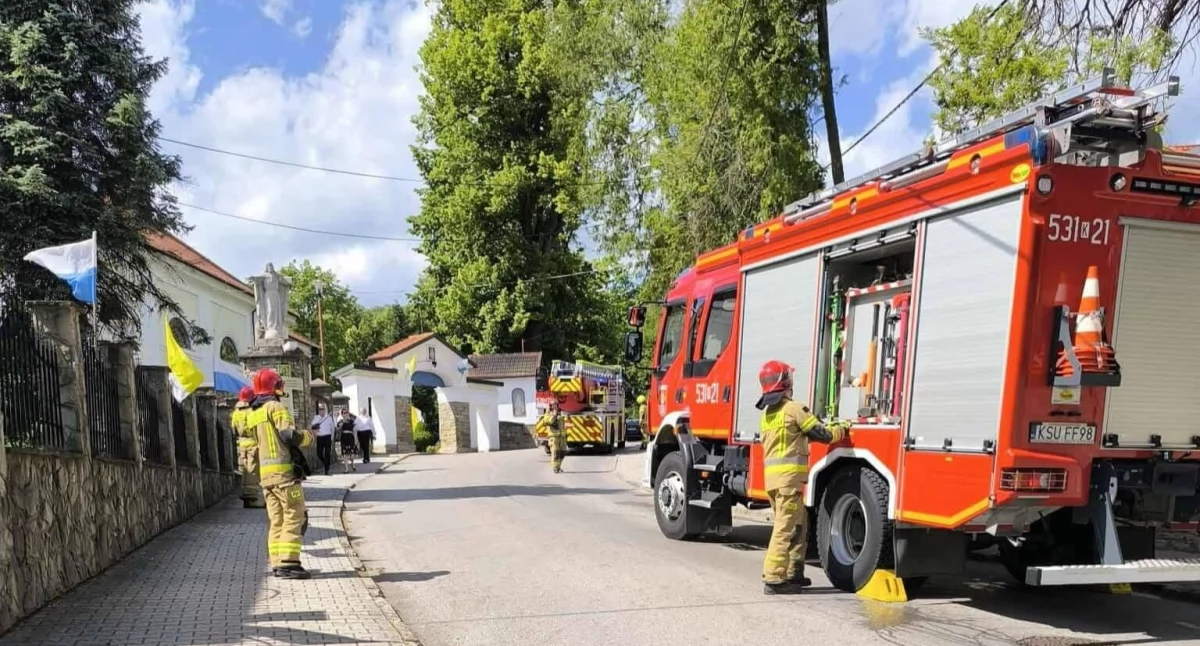 Trwa akcja usuwania zwisającego drzewa w Makowie Podhalańskim – utrudnienia w ruchu.