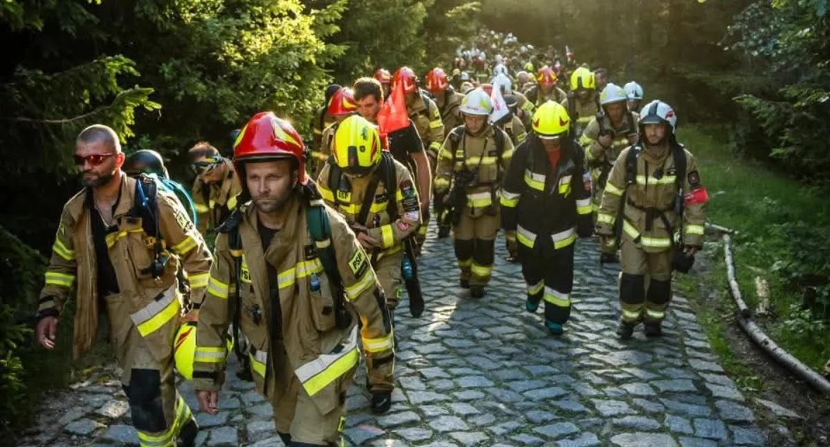 998 strażaków zdobywa Babią Górę – w szczytnym celu i pełnym umundurowaniu