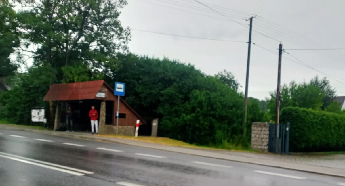 Piją i śmiecą pod sklepem, jak i na przystanku. Dzielnicowy ma z tym zrobić porządek 