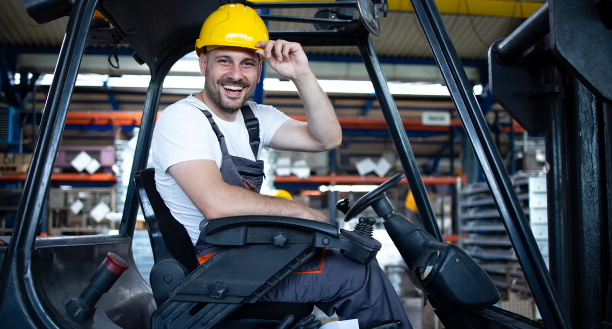 Wózek platformowy elektryczny – nowoczesne rozwiązanie w transporcie wewnętrznym