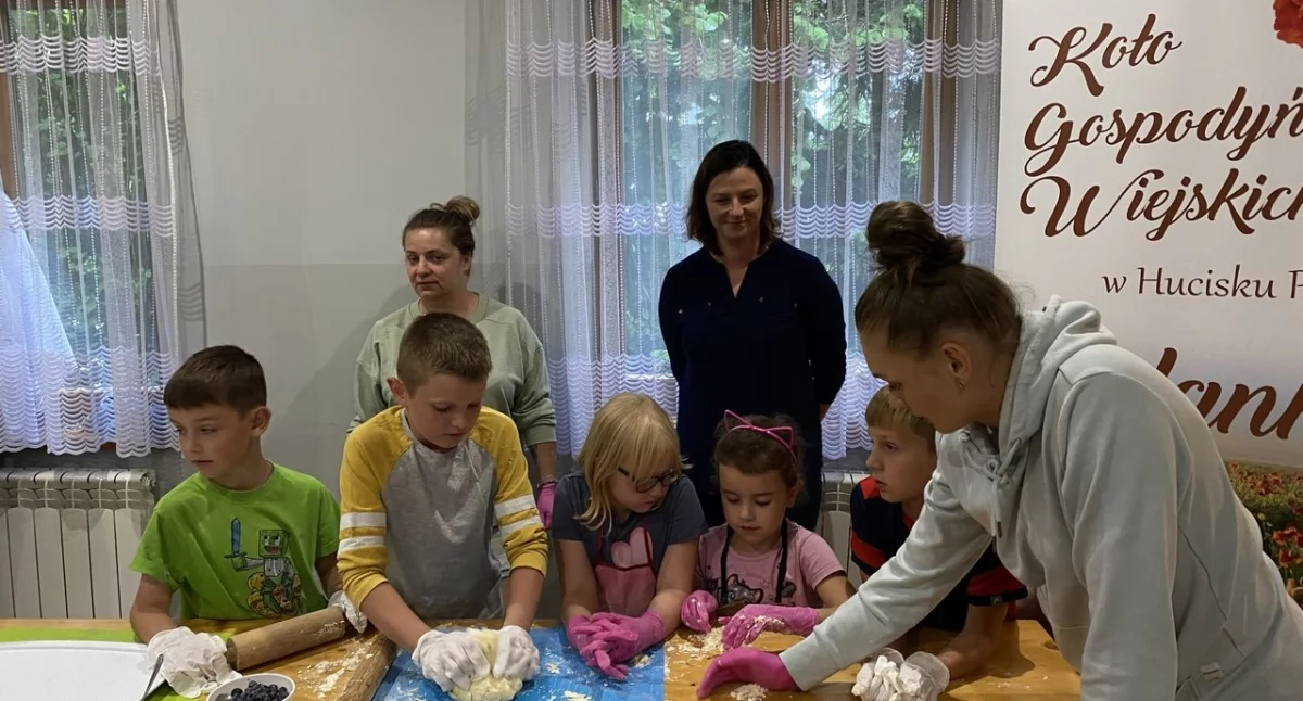 Wspólne gotowanie połączyło pokolenia w Hucisku
