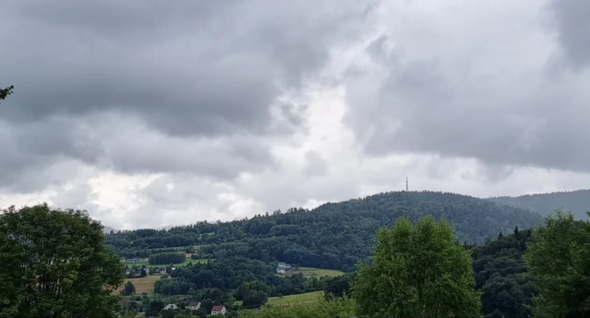 Burze, silny wiatr i wzrosty poziomu wód. IMGW ostrzega mieszkańców powiatu suskiego