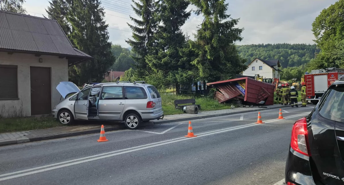 Wjechała samochodem w przystanek (Aktualizacja)