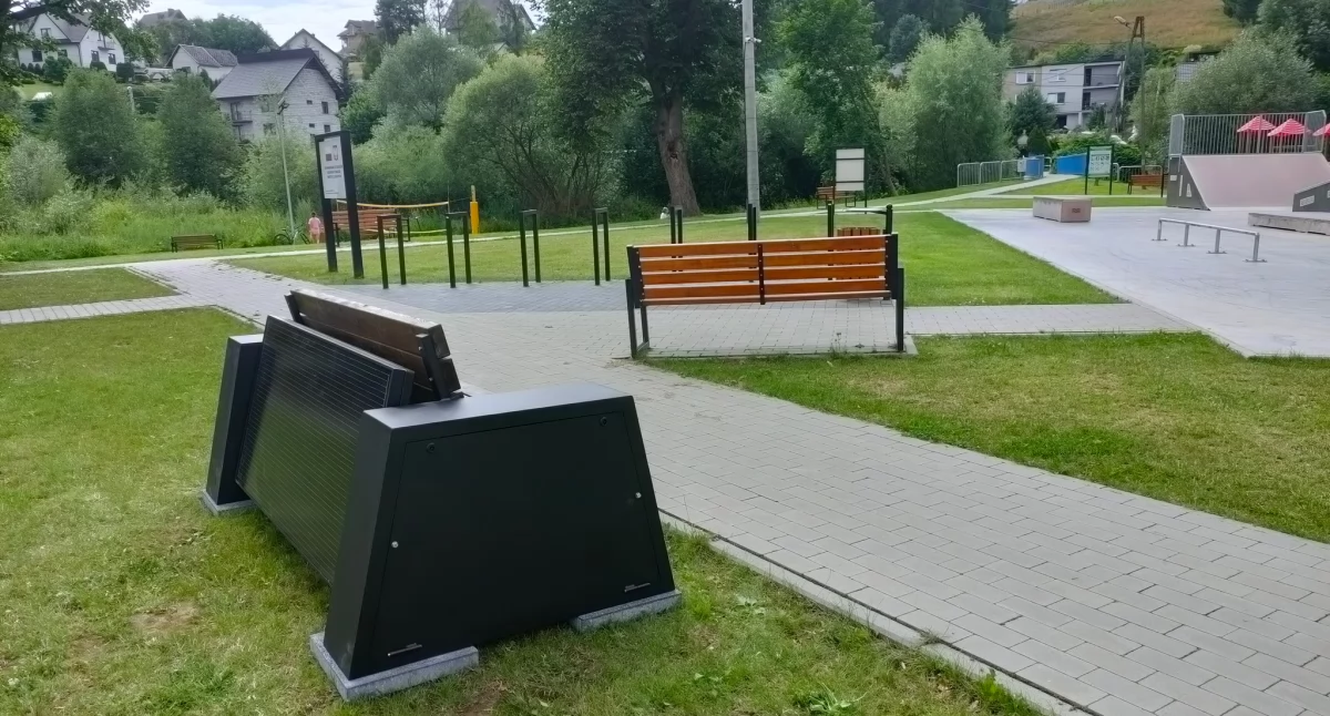 Jordanów stawia na nowoczesność i ekologię – solarna ławka już działa!  