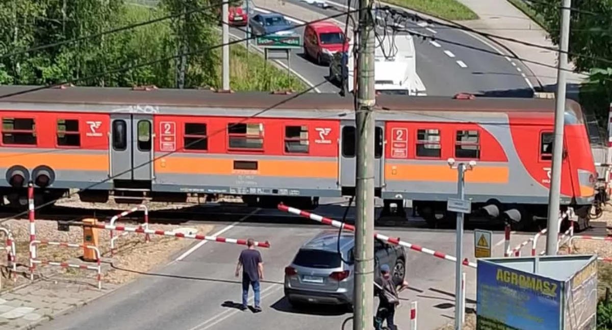 Sucha Beskidzka: Samochód utknął pod zamkniętą rogatką kolejową! 