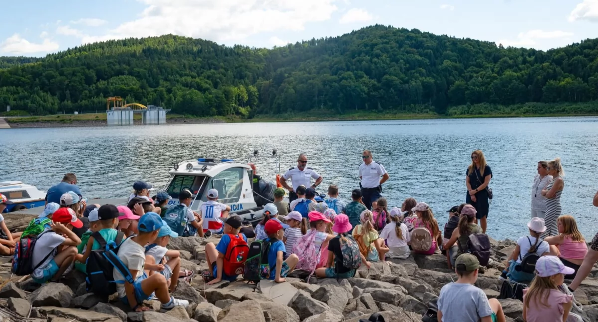 Bezpieczne wakacje z Gminą Zembrzyce: „Woda to żywioł” – edukacja i przygoda nad Jeziorem Mucharskim