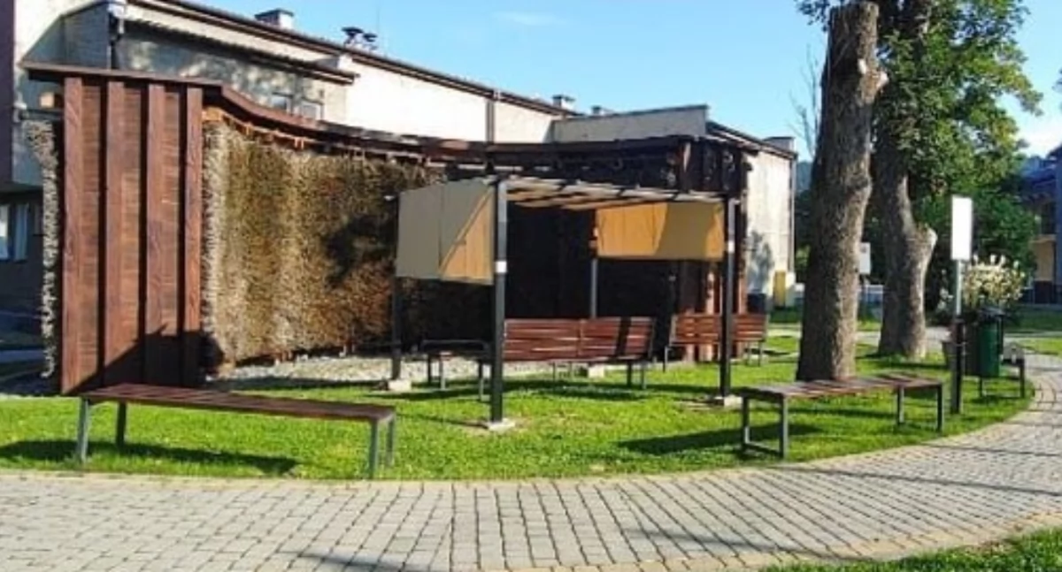 Nowe zadaszenie przy tężni w Zembrzycach. Komfortowy wypoczynek w każdych warunkach