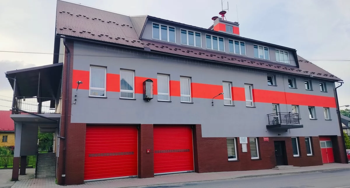 Remiza OSP w Sidzinie w nowej odsłonie. Piękny mural i odnowiona elewacja hołdem dla pokoleń strażaków