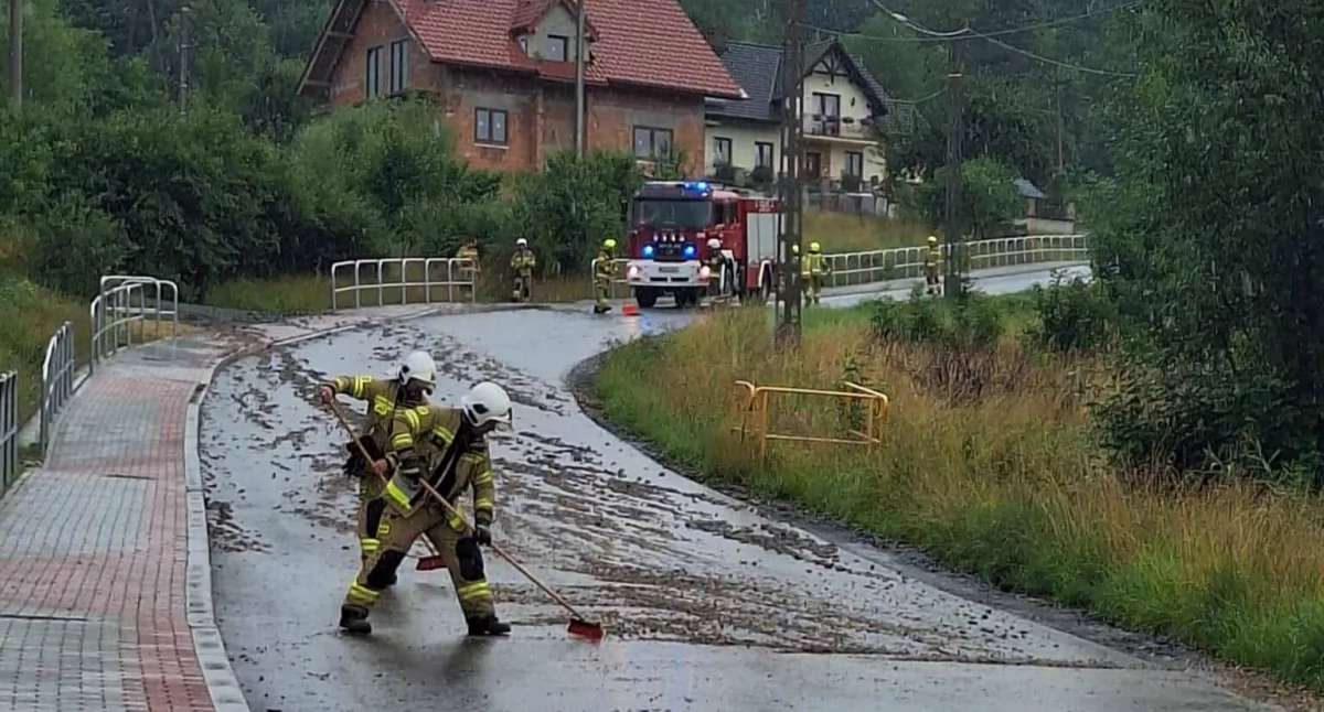 Ulewne deszcze dają się we znaki w powiecie suskim . Strażacy walczą ze skutkami  