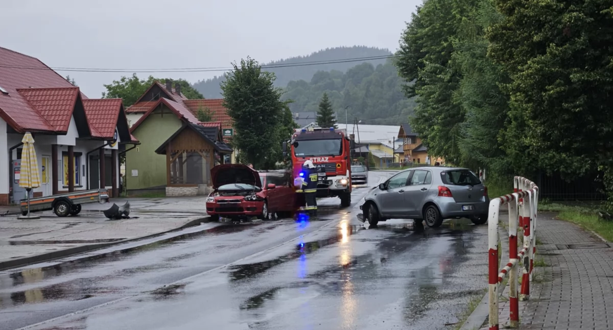 Kolizja trzech samochodów w Zawoi – droga całkowicie zablokowana! (Aktualizacja)