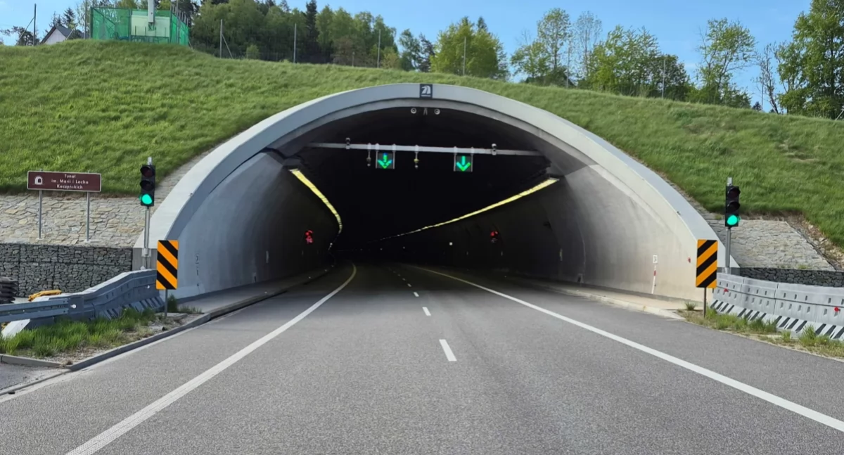 Tunel w Naprawie z rekordową liczbą przejazdów 