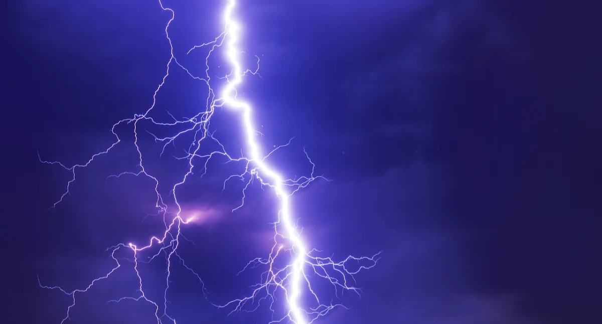 Burze nad powiatem suskim. IMGW ostrzega przed niebezpieczną pogodą