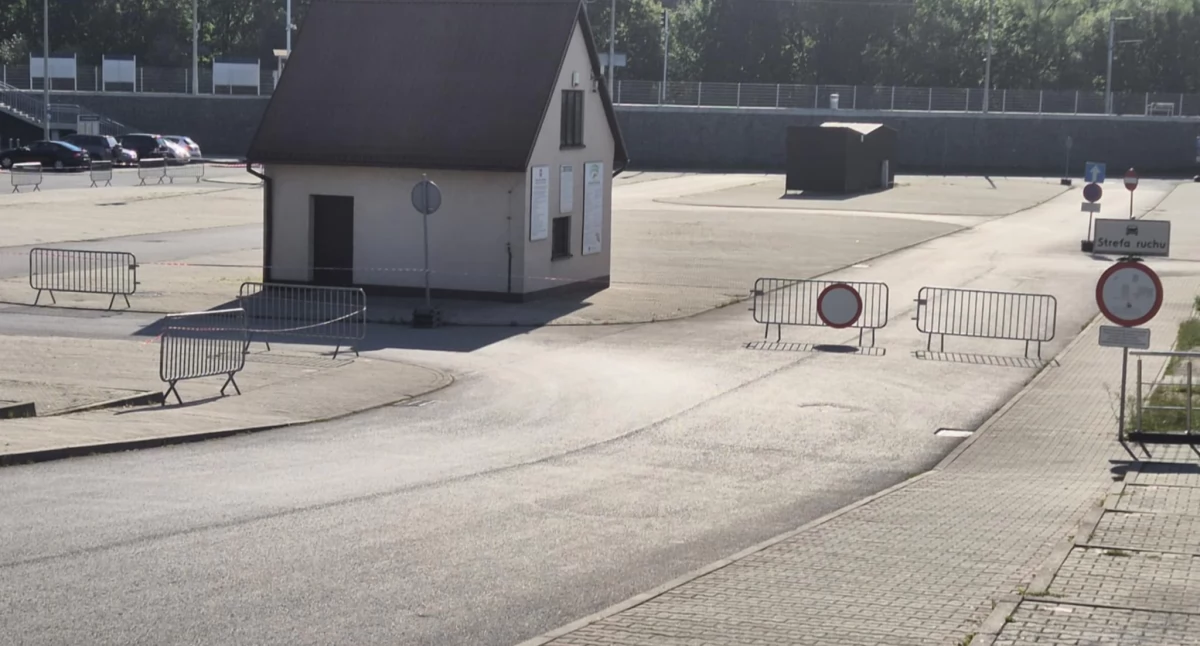 Kupcy się złoszczą, miasto odgradza teren