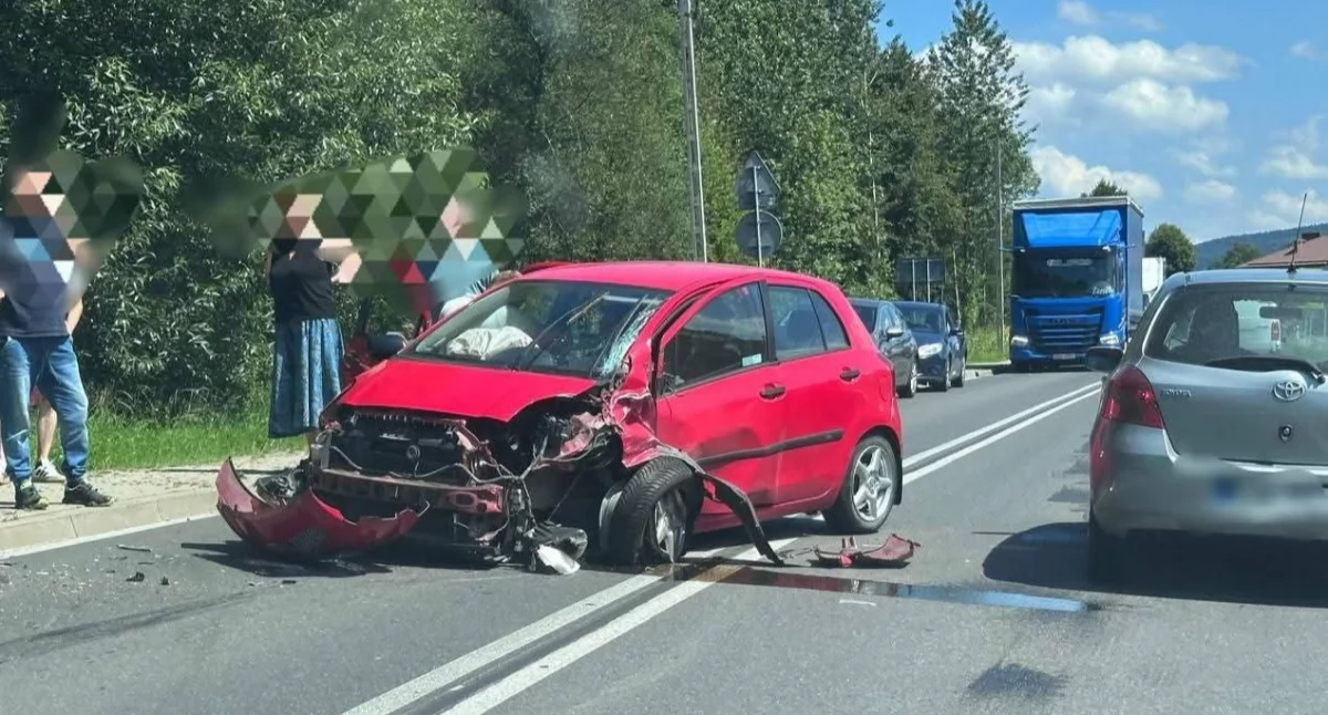 Zderzenie dwóch samochodów na DW956 w Budzowie – utrudnienia w ruchu