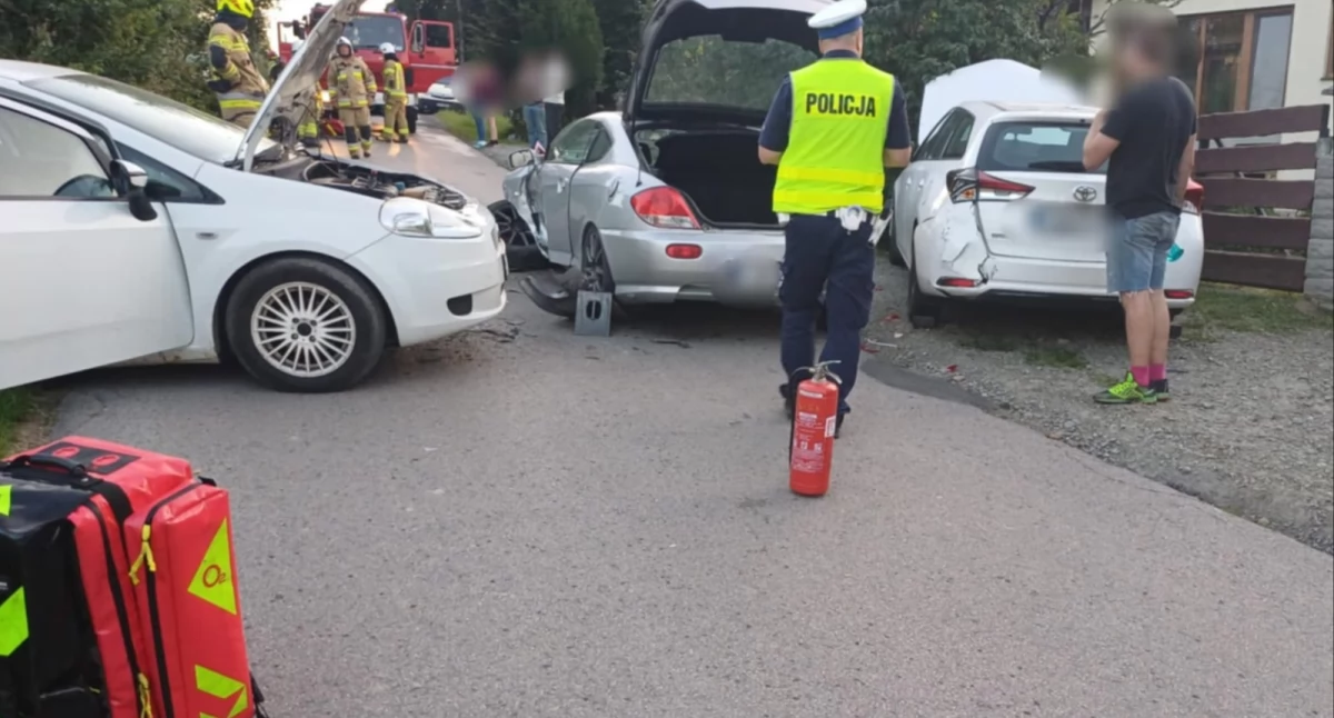 (AKTUALIZACJA) Kolizja 3 pojazdów w Lachowicach – droga całkowicie zablokowana