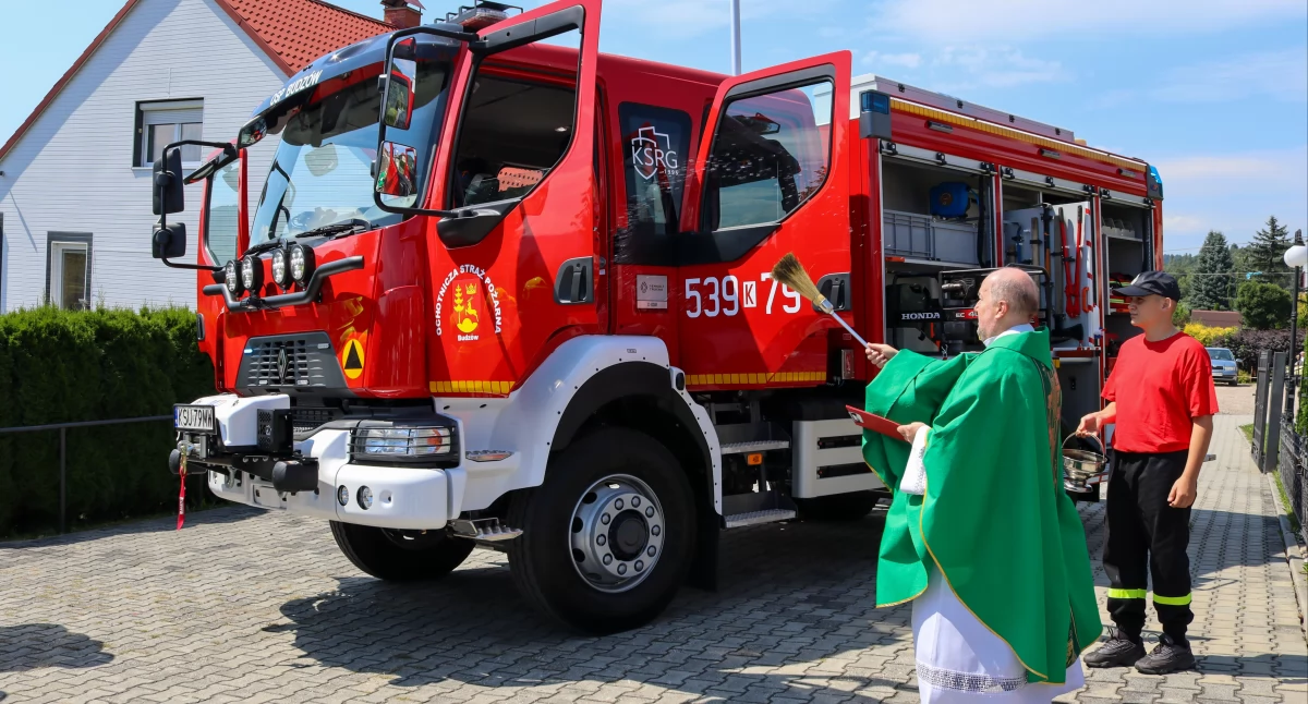 Poświęcenie nowego samochodu ratowniczo-gaśniczego OSP Budzów