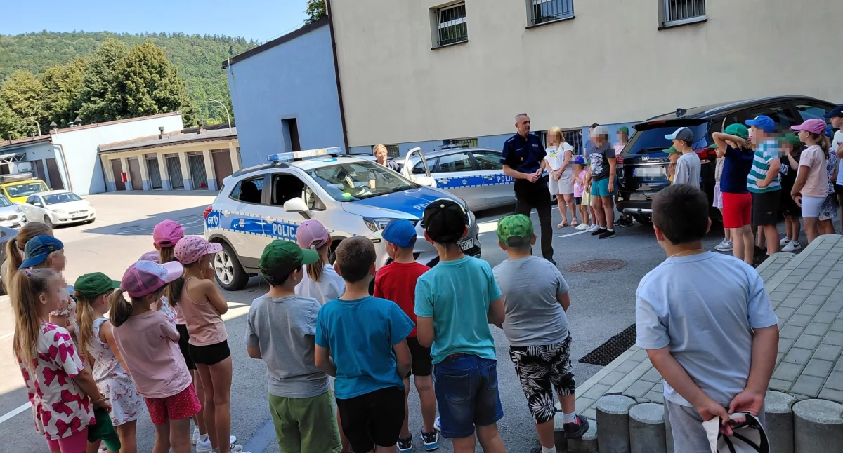 Wakacyjna wizyta dzieci w Komendzie Policji w Suchej Beskidzkiej
